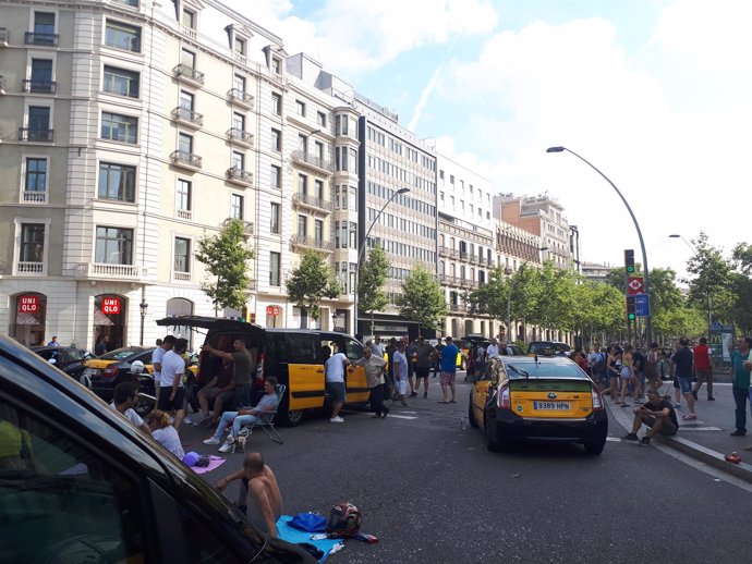 Taxistas cortando la Gran Via de Barcelona