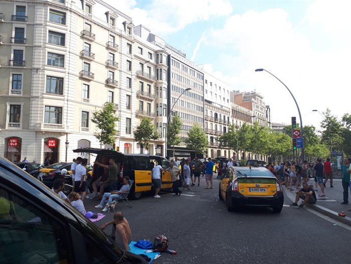 Taxistes tallant la Gran Via de Barcelona
