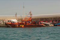 Casi 800 migrantes pernoctan en una nave de Los Barrios, barcos de Salvamento y un polideportivo de Algeciras