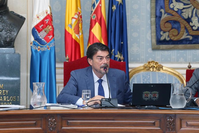 El alcalde de Alicante Luis Barcala preside el pleno. Aparobación de la cancelac