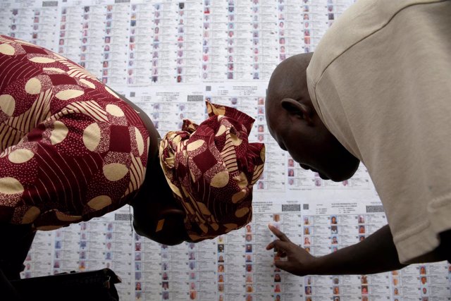 Personas buscan su nombre en un censo en la capital de Malí, Bamako