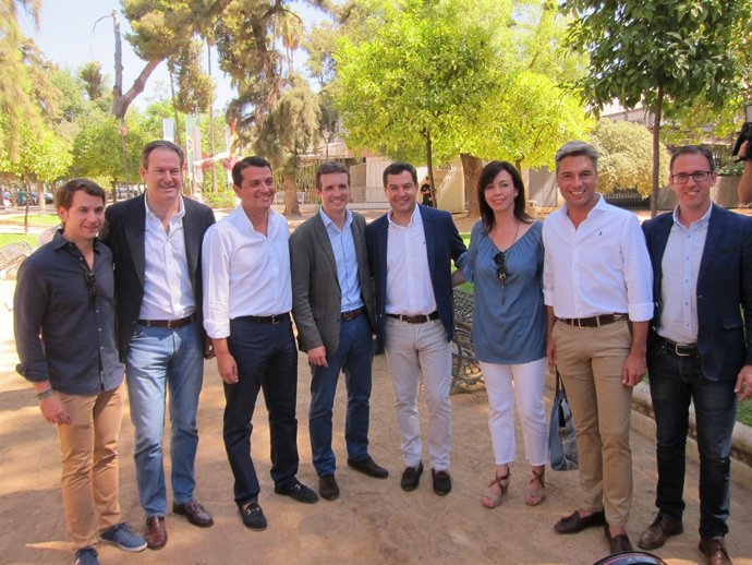 Casado i Moreno (centre) amb la cúpula del PP cordovès