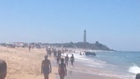 Varias decenas de personas llegan en patera por sus propios medios a la playa de Zahora (Cádiz)
