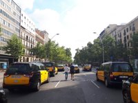 Los taxistas acuerdan mantener la huelga indefinida en Barcelona y la Gran Via cortada
