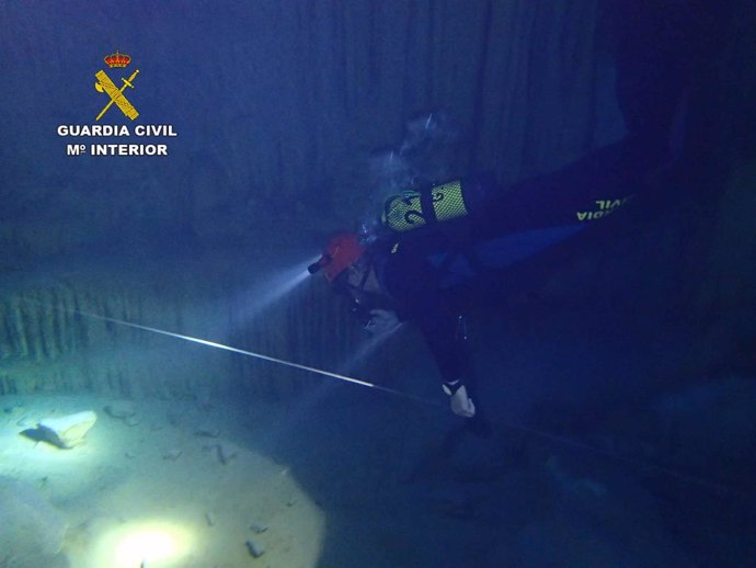 Reconocimiento subacuático de la cueva des Coloms