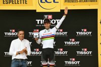 Tom Dumoulin: "Gracias a una costurera jubilada he podido correr con el maillot arcoíris"