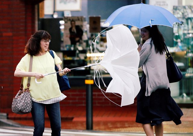 Residentes luchan contra el fuerte vientoe en Japón.