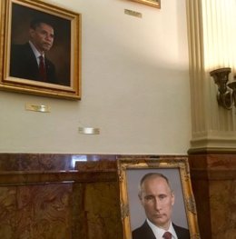 Retrato de Vladimir Putin junto al de Barack Obama en el Capitolio de Colorado.