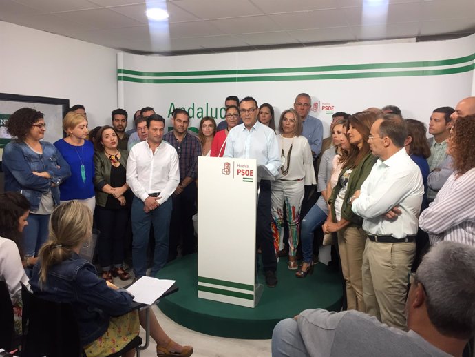 El secretario general electo PSOE de Huelva, Ignacio Caraballo, con su equipo.