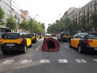 Los taxistas mantienen la Gran Via de Barcelona cortada por segunda noche