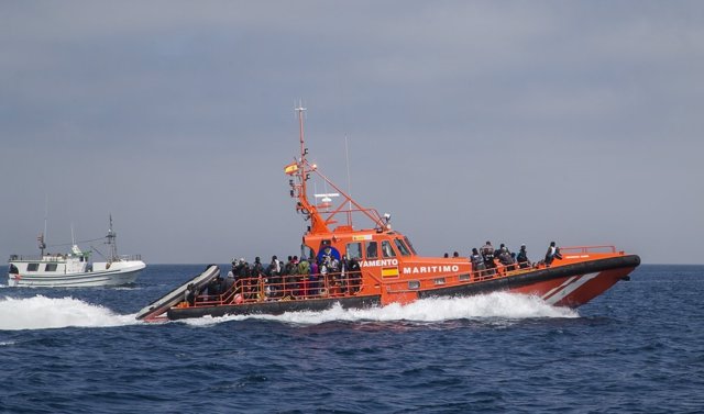 Buque de Salvamento Marítimo tras restacar migrantes 