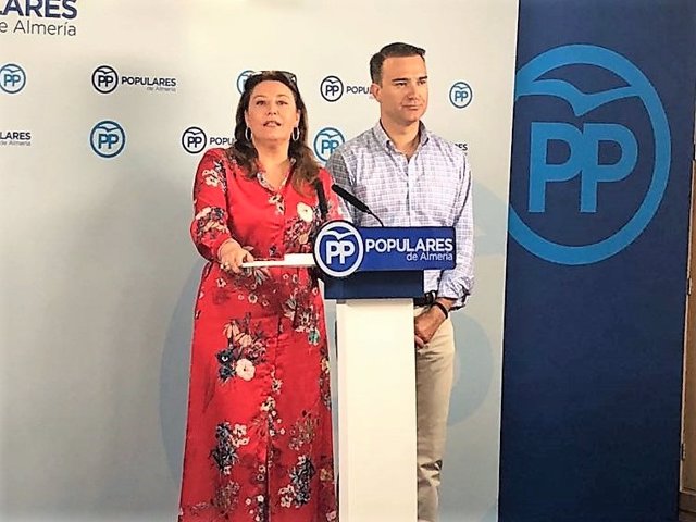 Carmen Crespo y Amós García, en rueda de prensa en Almería