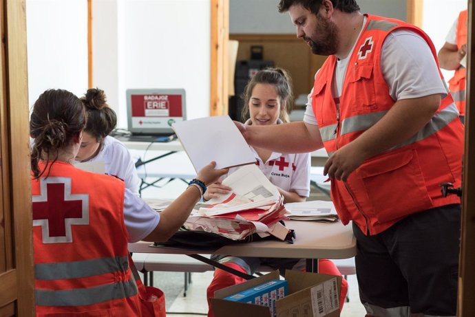 Voluntarios de Cruz Roja en el centro de acogida de migrantes de Mérida