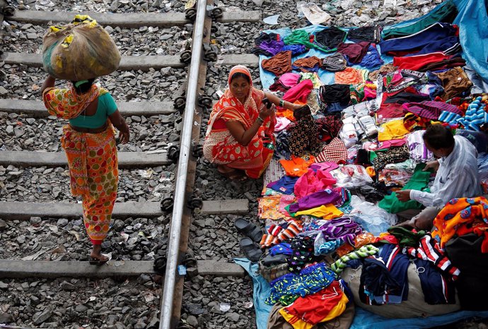 Mujeres trabajan en una vía de tren en Calcuta (archivo)
