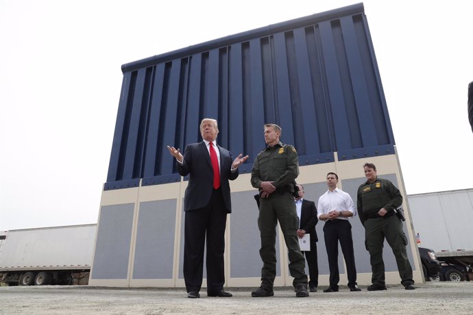 U.S. President Donald Trump talks with a U.S. Customs and Border Protection (CBP