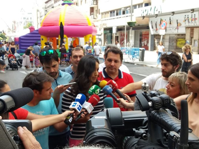 Villacís atenent als mitjans de comunicació