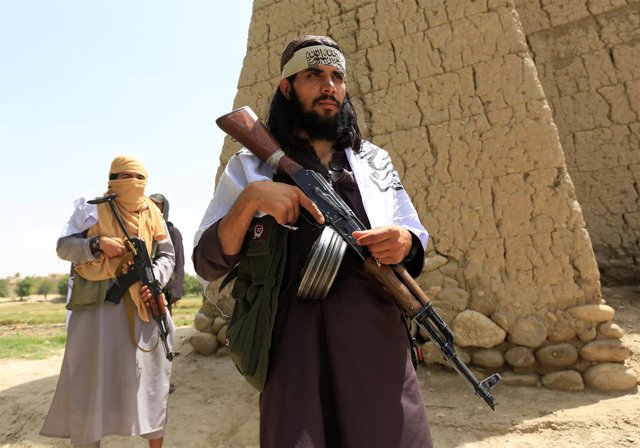 Dos milicianos talibán durante la tregua del Eid en Nangarhar