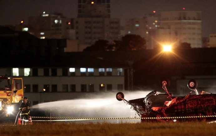 Los bomberos extinguen las llamas de una avioneta estrellada en Sao Paulo
