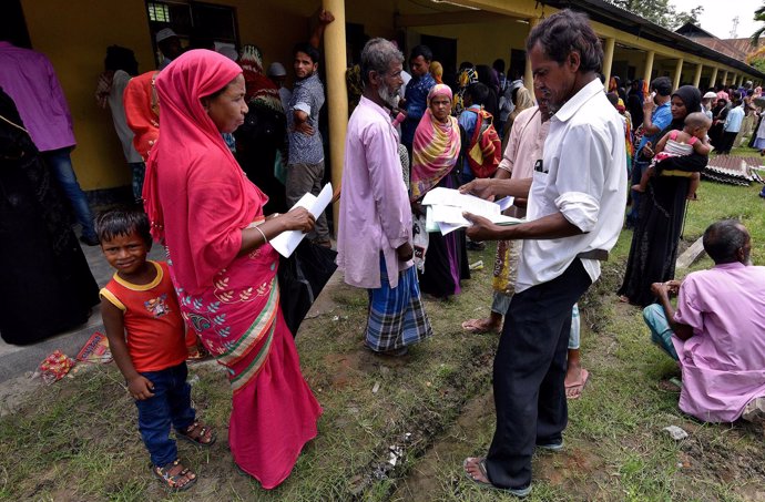 Ciudanos esperan para presentar documento en el Registro Nacional en Mayong