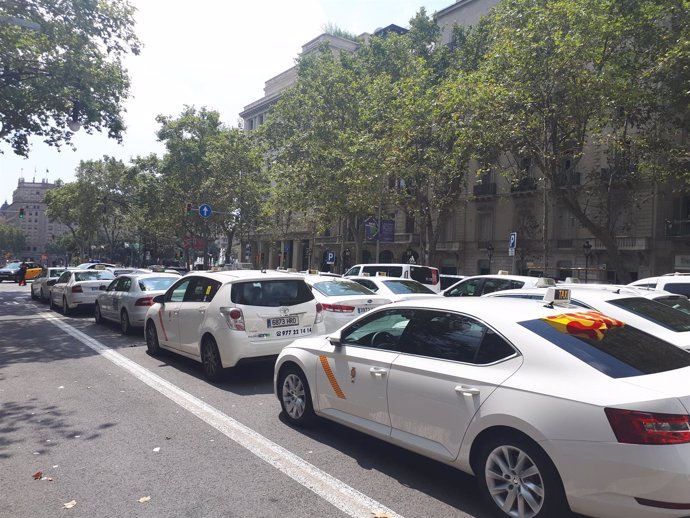 Taxis de Tarragona apoyando la huelga en Barcelona