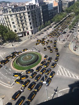 Taxis en Barcelona durante una protesta por las licencias VTC