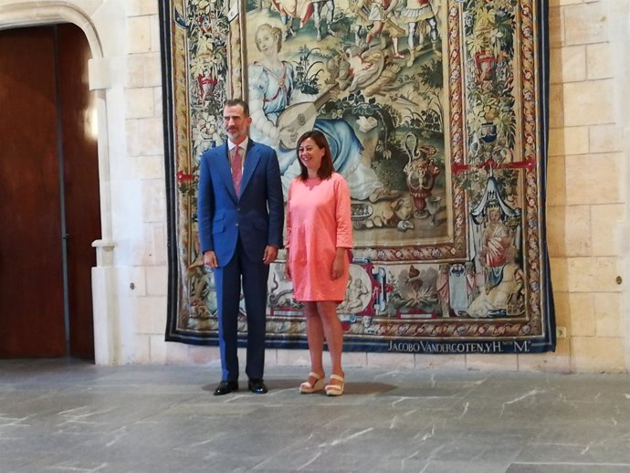 El Rey Felipe y la presidenta Armengol en La Almudaina
