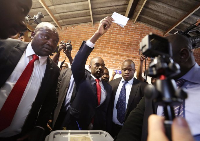 El líder del partido opositor MDC, Nelson Chamisa, vota en las presidenciales 