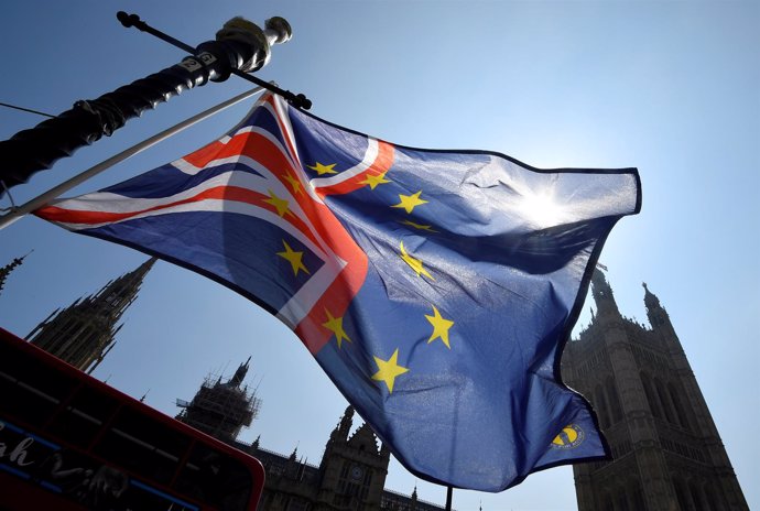 Mezcla de banderas de Reino Unido y la UE