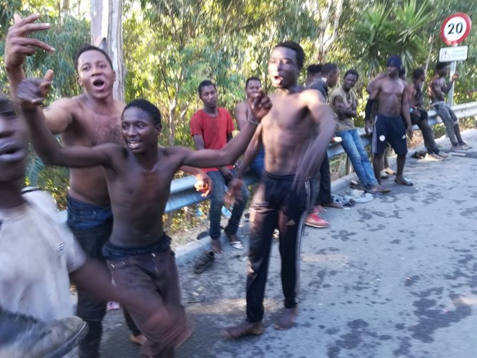 Migrantes subsaharianos que han accedido a Ceuta tras saltar el vallado