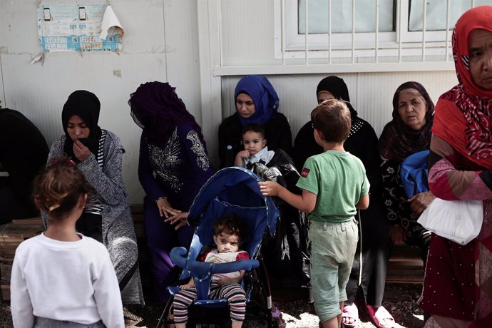 Mujeres y niños en el campamento de refugiados de Moria en la isla de Lesbos