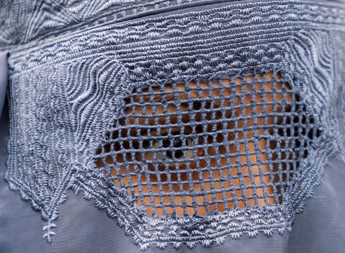 Refugiada afgana con burka