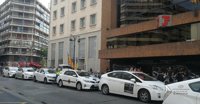 Taxistas colapsan el centro de València y se concentran ante la sede de la Delegación del Gobierno