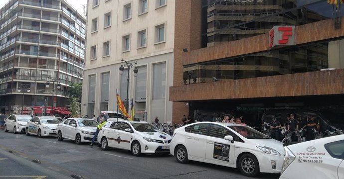 Taxistas ante la sede de de la Delegación de Gobierno en la Comunitat