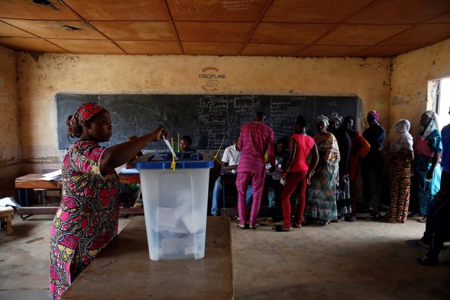 Elecciones en un colegio de Bamako, Malí
