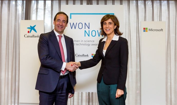 Gonzalo Gortázar, CEO de CaixaBank, i Pilar López, presidenta de Microsoft