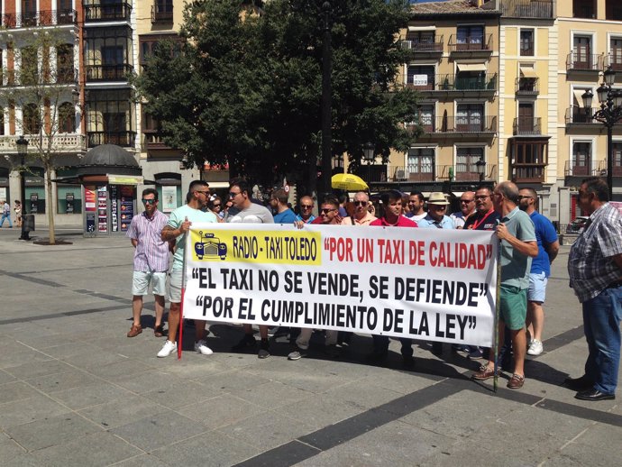 Taxistas de Toledo concentrados en solidaridad con sus compañeros en huelga 