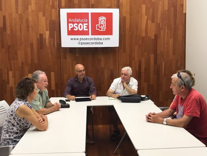 Hurtado y Naz (al fondo) en la reunión entre PSOE y Córdoba Laica