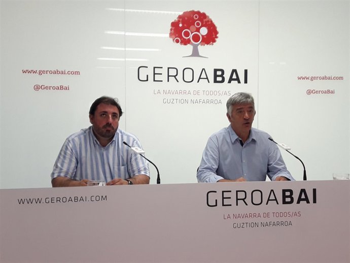 Koldo Martínez (d) y Unai Hualde, parlamentarios de Geroa Bai.