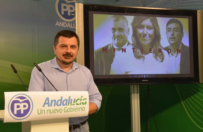 Toni Martín (PP-A), en rueda de prensa en Sevilla