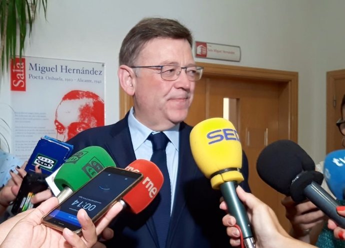 Ximo Puig atiende a los medios este lunes