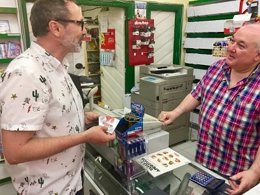 Antoñanzas en uno de los comercios con punto de recarga.