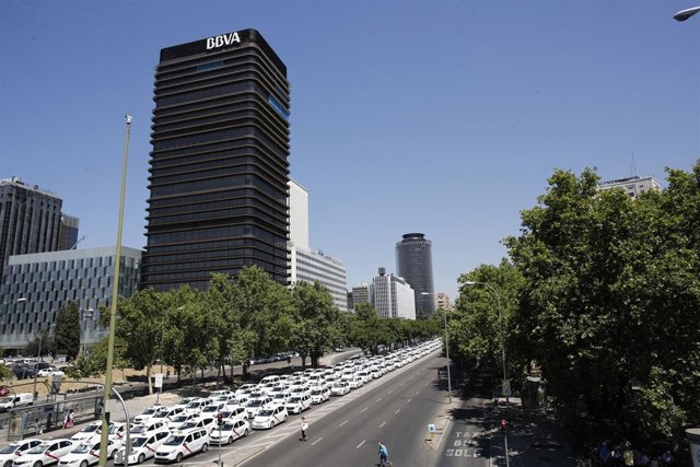 Una hilera de taxis que cortan el Paseo de la Castellana