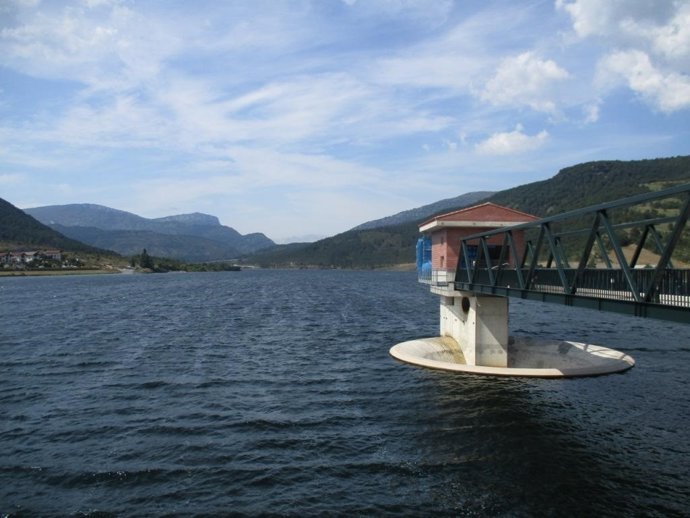 Dique de Nagore en la cola de Itoiz.