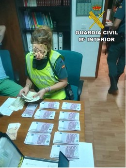 Agente contando el dinero