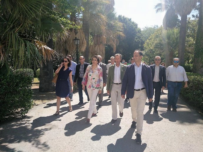 Magdalena Valerio en Chiclana visitando el  centro de inmigrantes