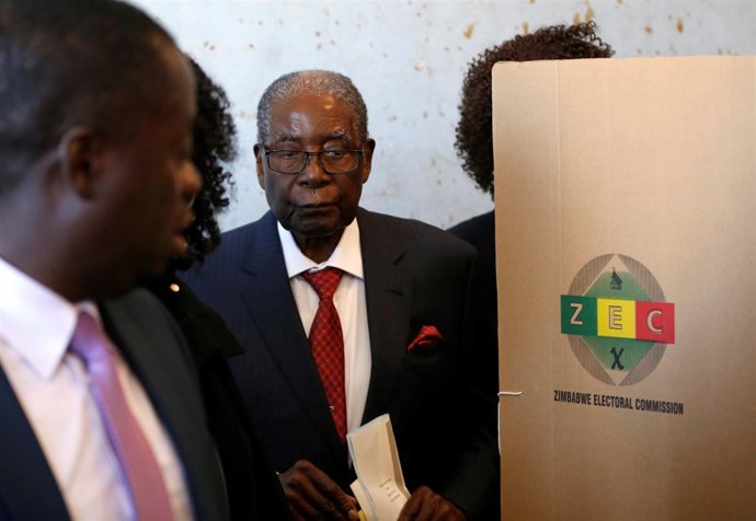 Robert Mugabe participa en las elecciones