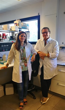 La premiada, Carmen María Navarrete, y el profesor Eduardo Muñoz