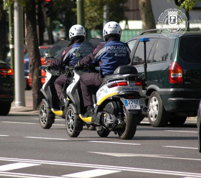 POLICÍAS MUNICIPALES PATRULLANDO LA CIUDAD DE MADRID