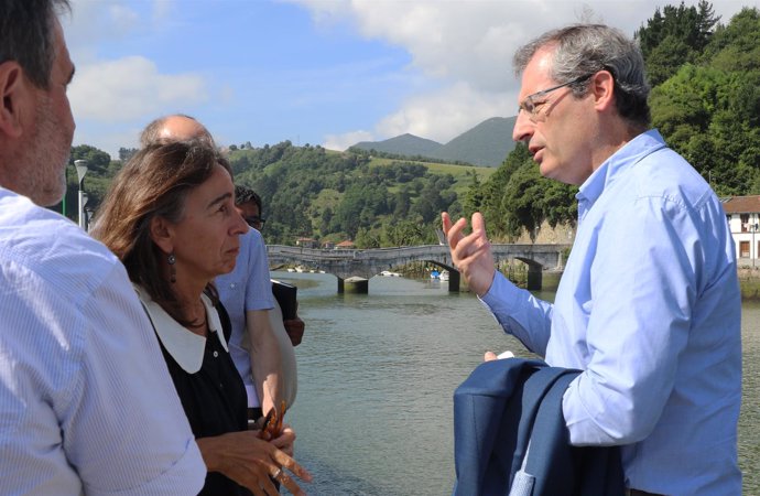 Markel Olano y Marisol Garmendia en el puente Deba-Mutriku