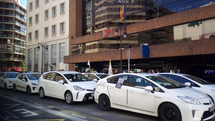 Protestas de taxistas en València ente la Delegación del Gobierno 
